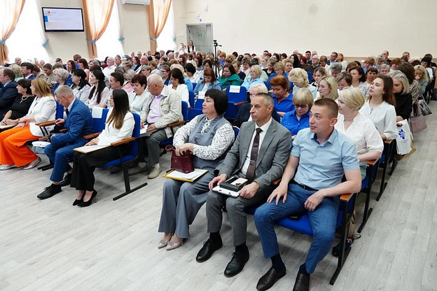    Кировские педагоги подвели итоги года и обсудили летнюю безопасность детей