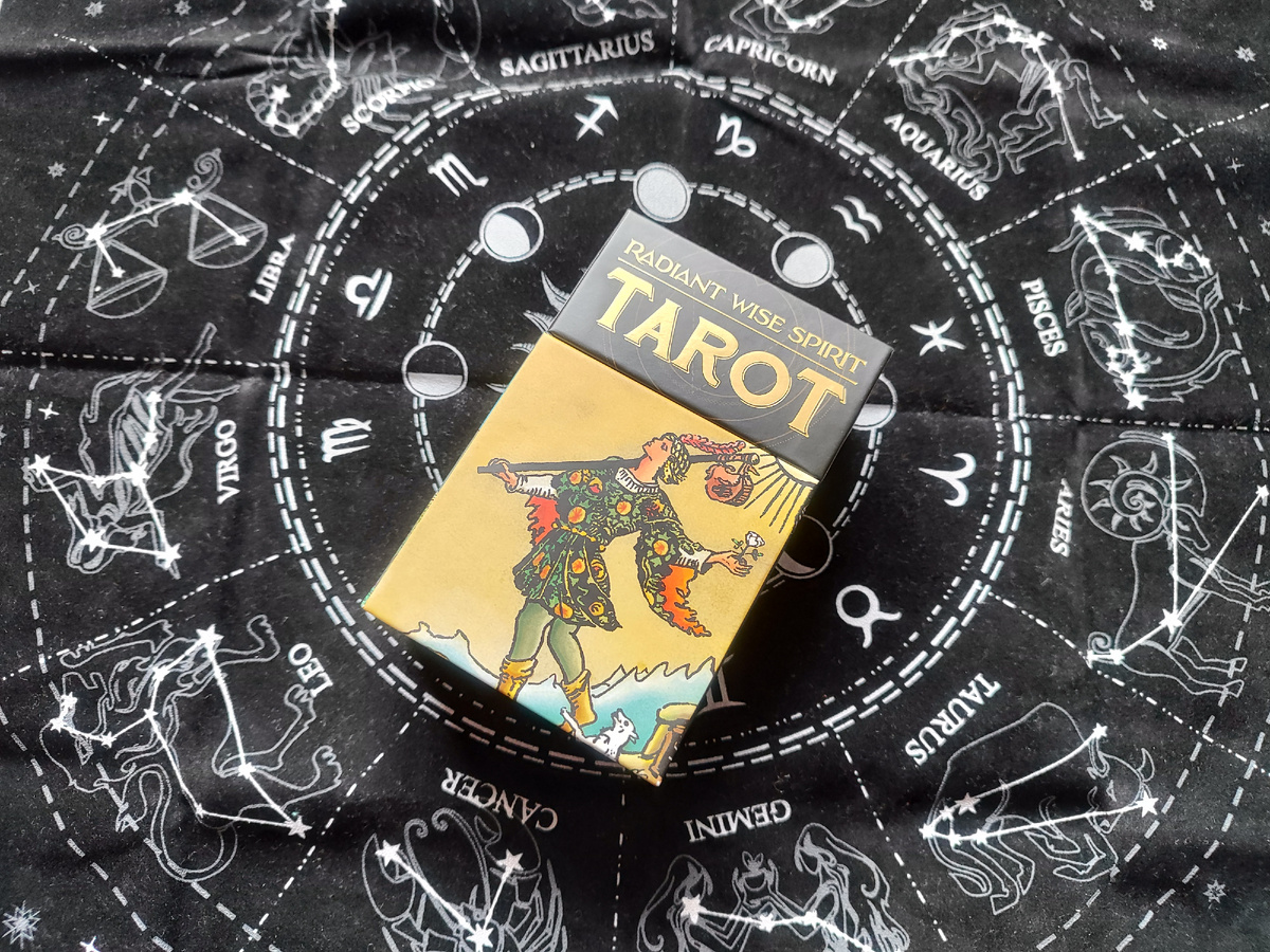 Radiant Wise Spirit Tarot Deck. Фото автора.