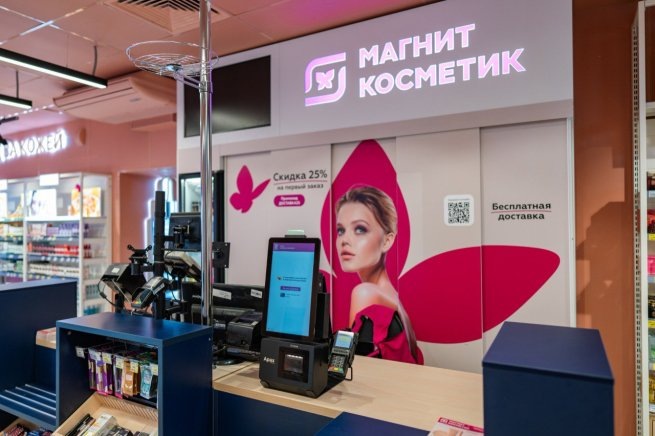 Косметический консультант нового поколения появился в 2,5 тысячах магазинов «Магнит Косметик». Инновационный сервис BeautyScan, основанный на искусственном интеллекте, помогает покупательницам подобрать идеальную косметику.

Умная система анализирует более 1,5 тысяч товаров и учитывает наличие продукции в конкретном магазине. Технология, запущенная в 2022 году, уже доказала свою эффективность: пользователи сервиса стали тратить на 29,2% больше при покупках, а посещать магазины – на 35% чаще.

Как это работает? Достаточно отсканировать QR-код в магазине, сделать селфи и ответить на вопросы о типе кожи. Нейросеть проанализирует данные и подберет индивидуальную программу ухода с учетом разных ценовых категорий.

Уникальность проекта в том, что BeautyScan не привязан к одному бренду, как большинство подобных сервисов. Это первый в России масштабный проект по персонализации косметики в офлайн-ритейле, получивший международное признание.

Ближайшие планы – установка цифровых панелей прямо в магазинах, которые будут давать рекомендации без необходимости заходить в приложение. Теперь каждая покупательница может получить персональную консультацию бьюти-эксперта с искусственным интеллектом.

Подписаться ✍️
