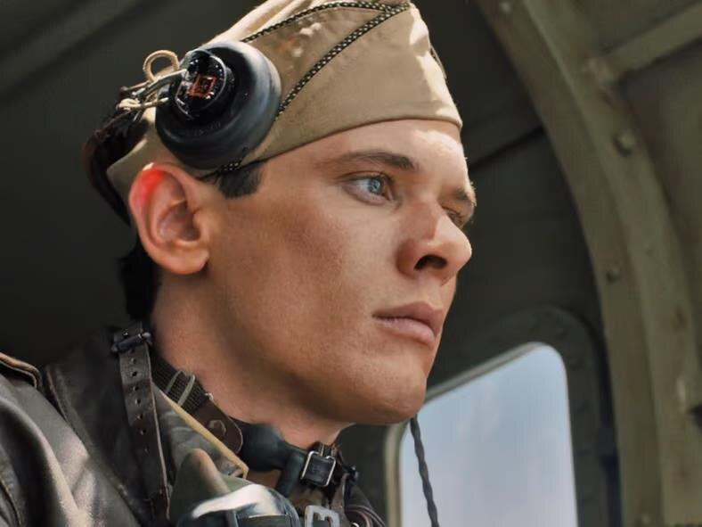 Джек О'Коннелл в роли Замперини в фильме «Несломленный»