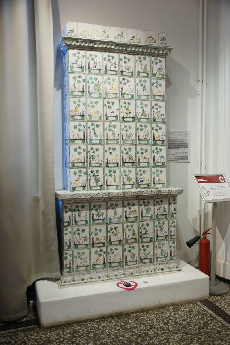 Изразцовая печь. Российская империя, Вологодская губерния, вторая половина XVIII в. РЭМ, Санкт-Петербург. Фотография автора. 