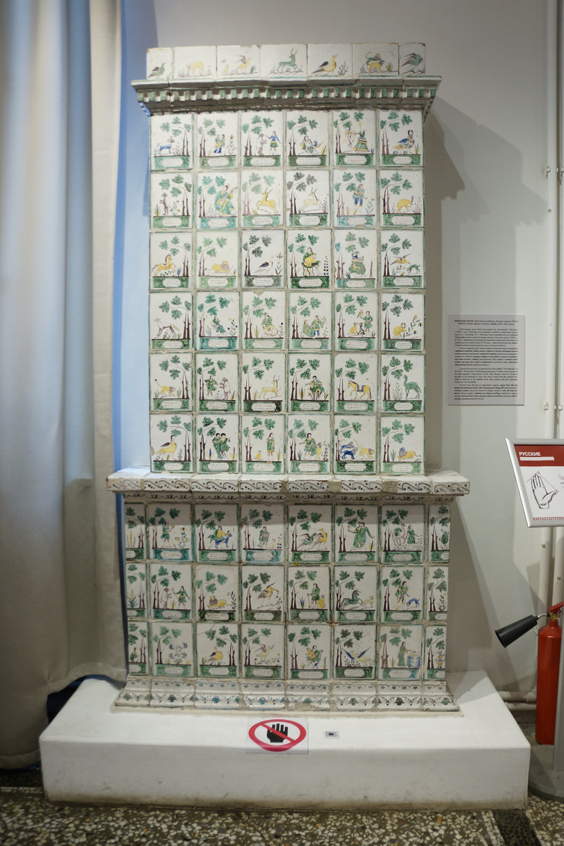 Изразцовая печь. Российская империя, Вологодская губерния, вторая половина XVIII в. РЭМ, Санкт-Петербург. Фотография автора. 