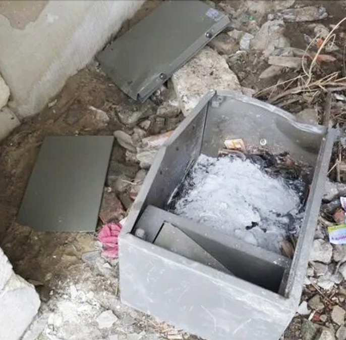 Типичный бухгалтерский "сейф" из тонкой жести (из открытых источников)