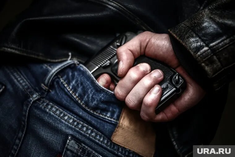 Полицейские изъяли у участников потасовки оружие. Фото: Владимир Андреев © URA.RU