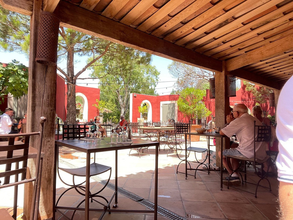 Терраса типичного кемпингового ресторана во Франции. В хорошую погоду люди предпочитают сидеть на улице