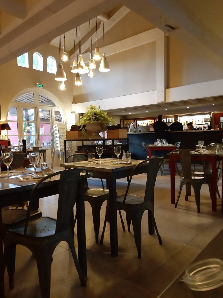 Типичный бар в ресторане французского кемпинга. На вид как у нас в России