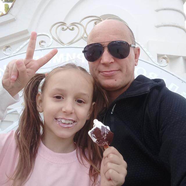    Станислав Садовский с младшей дочерью Софиной / фото из архива Людмилы Жуковой