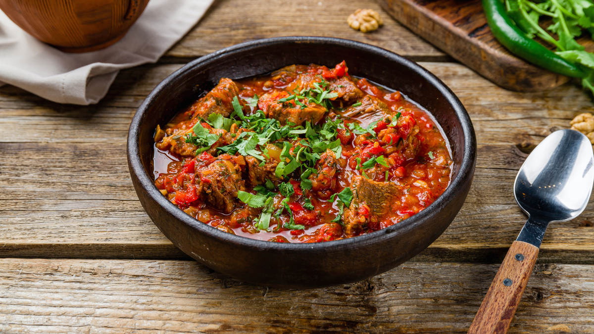 Грузинская кухня. Мясо. Рецепты. Суп. Фото Максим Крысанов/gettyimages/canva