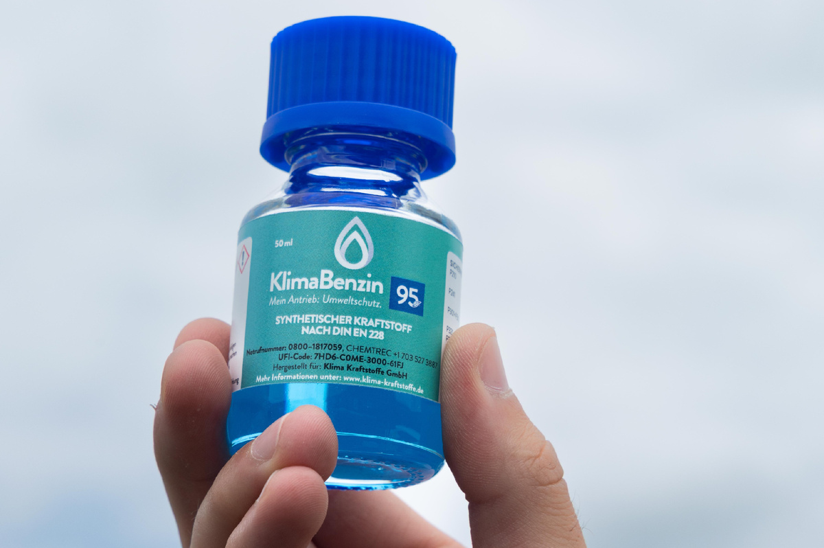 Слава богу, в аптеку за пузырьком, как на заре автомобилизации, бежать не придется!