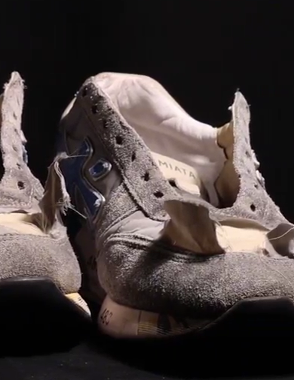 На нашем канале есть видео реставрации этой пары кроссовок : https://dzen.ru/shorts/684fd8979f1ff1617e9bf48f