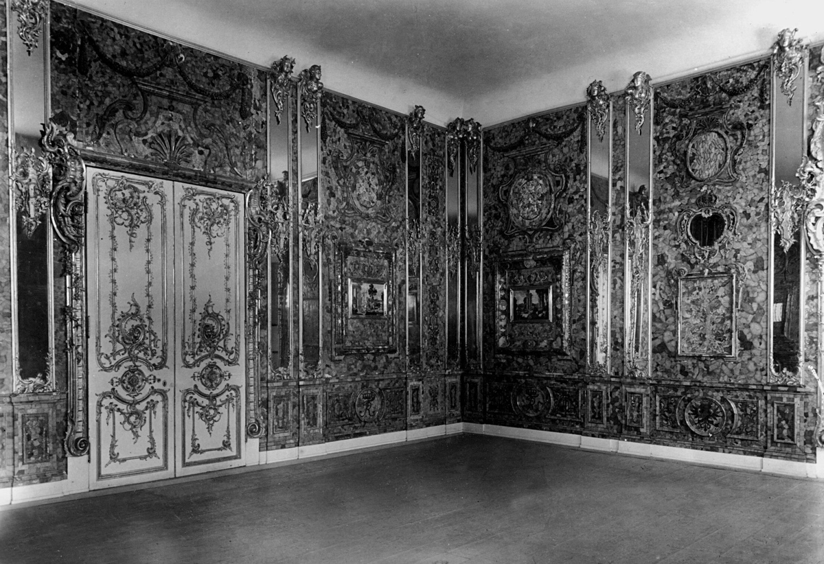 Янтарная комната это один из выдающихся шедевров 20 века (pinterest.com) 