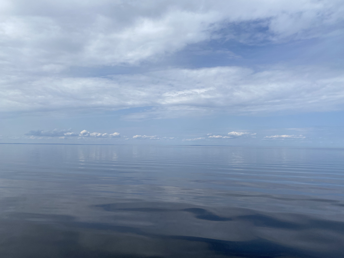 Небо сливается с водой