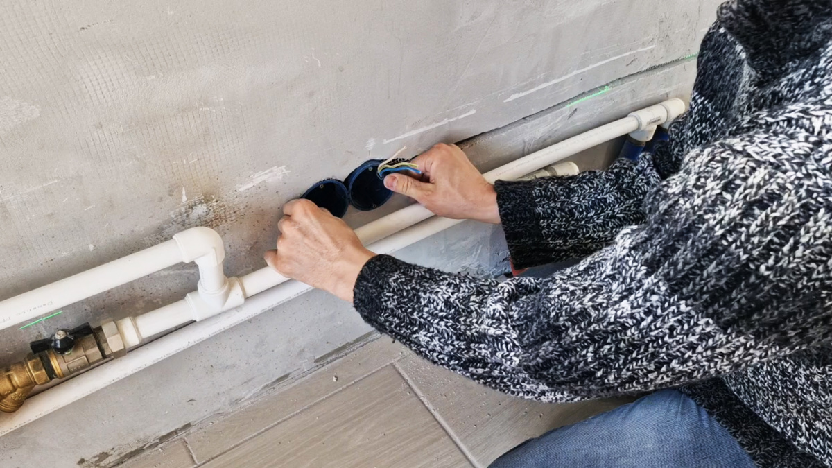 Запланировал розетки во всех возможных местах дома стараясь свести использование удлинителей и тройников к минимуму.