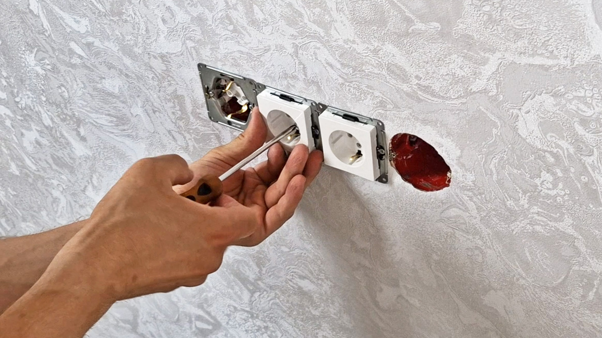 Установить самостоятельно розетки в доме легко и это позволит лучше нам разбираться в теме