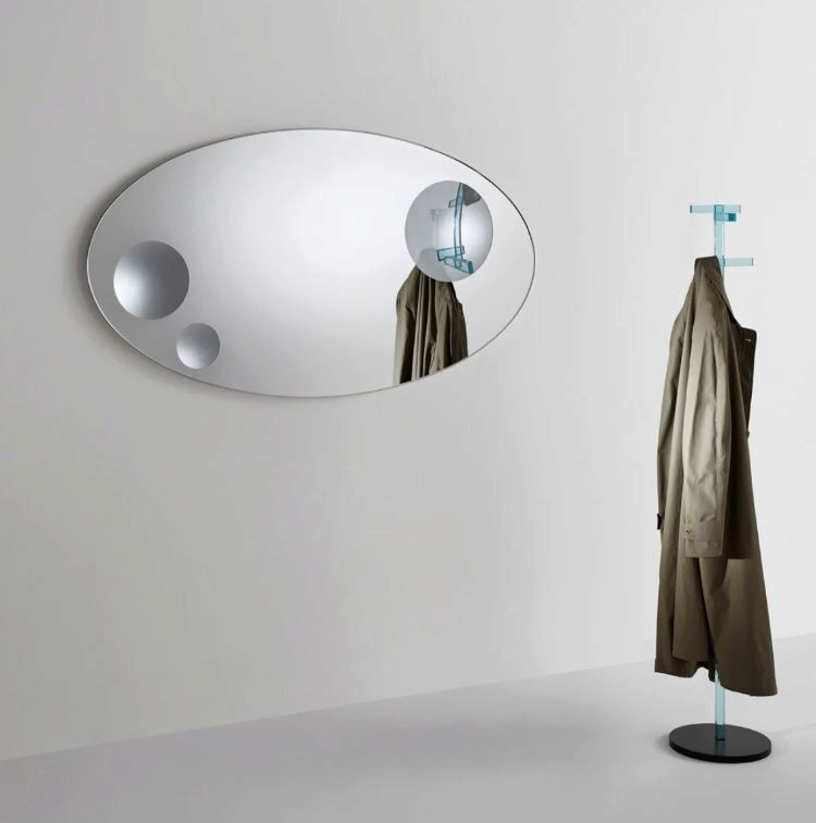 Сверхлегкое зеркало 5 мм круглой или овальной формы. Зеркало приобретает магнитный вид, создавая сюрреалистические эффекты благодаря трем увеличительным иллюминаторам, закрепленным на плоской поверхности, причем каждый иллюминатор имеет разный диаметр и разную степень увеличения. Зеркало имеет тонкий скошенный край, который подчеркивает красоту этого предмета.