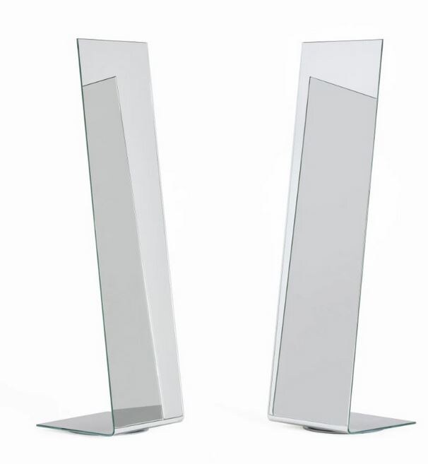 Отдельно стоящее напольное зеркало Glas Italia из 12-миллиметрового сверх-прозрачного изогнутого и вручную посеребренного стекла. Вертикальные края украшены уникальной полировкой с закругленными краями. На задней стороне, отделанной серебристо-серым лаком, имеется дискретное усиление, которое придает жесткость стеклянной панели. Оно доступно в трех различных размерах по ширине, со съемным противовесом, который обеспечивает устойчивость. Более узкая версия (код IMI01) имеет поворотное основание.
