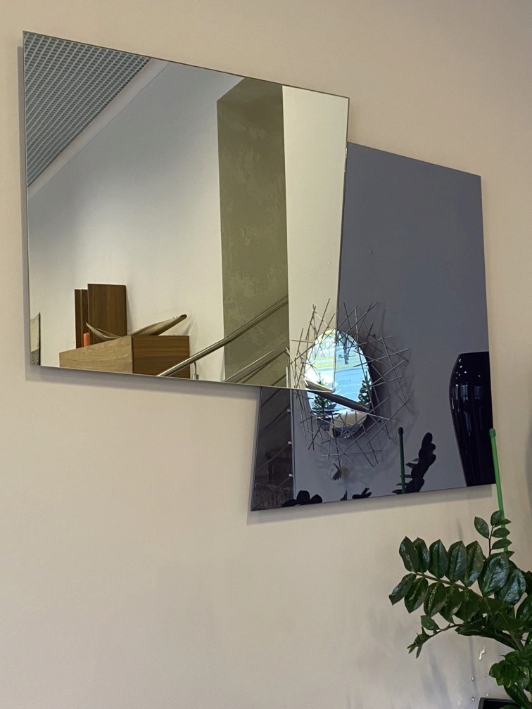 L-99 , H=124,  фигурное зеркало, тонированное,  Представлено в салоне "Линия Ин6терьера" на Московском 130-132 . Зеркало Glas Italia Uno piu Uno из коллекции современной мебели для дома.