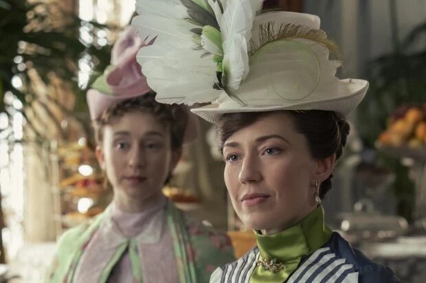 Таисса Фармига в роли Глэдис Рассел и Кэрри Кун в роли Берты Рассел в сериале «Позолоченный век». (Фото: HBO/Universal Television)