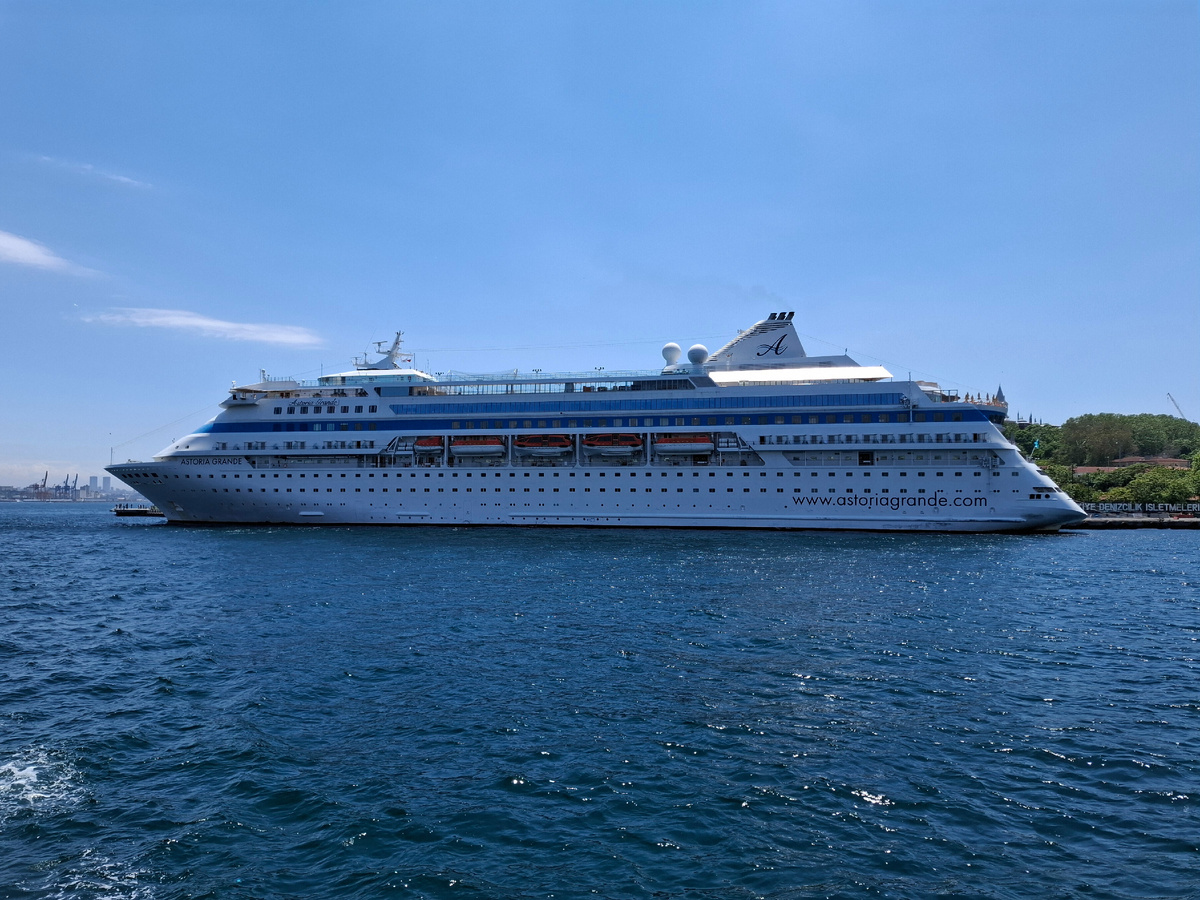 Место стоянки лайнера Астория Гранде в Стамбульском порту Сарайбурну, напротив входа в парк Гюльхане.