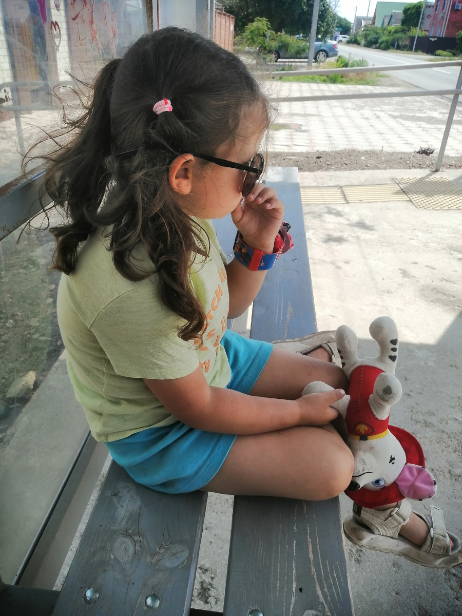 Ждем автобус.