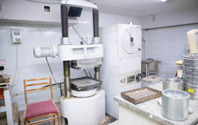  Прочность щебня в лаборатории «Управтодора» проверяют на таком прессе. Фото: Данил Иванов