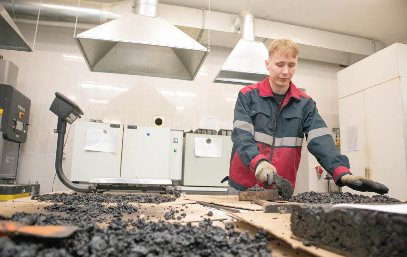    Отсеивание песка, спрессовка асфальта и взятие кернов: как в Удмуртии контролируют качество ремонта и укладки дорожного полотна