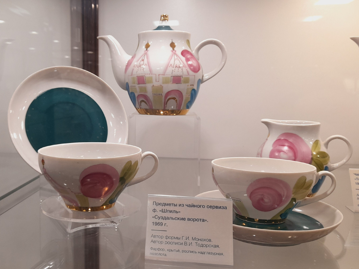 Григорий Монахов (форма «Шпиль», 1968). Вера Тодорская (роспись). Сервиз «Суздальские ворота». 1969. Музей Дулёвского фарфорового завода
