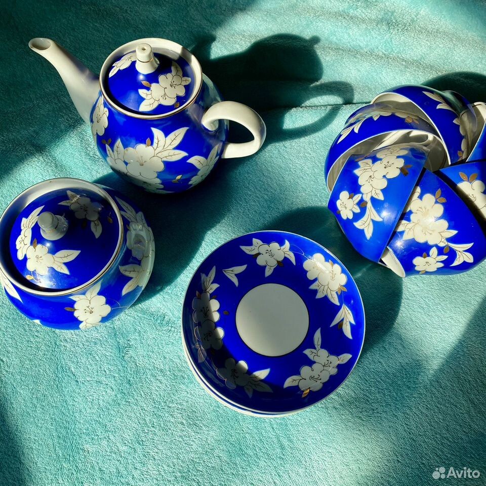 Григорий Монахов (форма «Шпиль», 1968). Николай Борисов (эскиз росписи). Сервиз «Яблоневый цвет». 1968. Дулёво. Источник: avito.ru