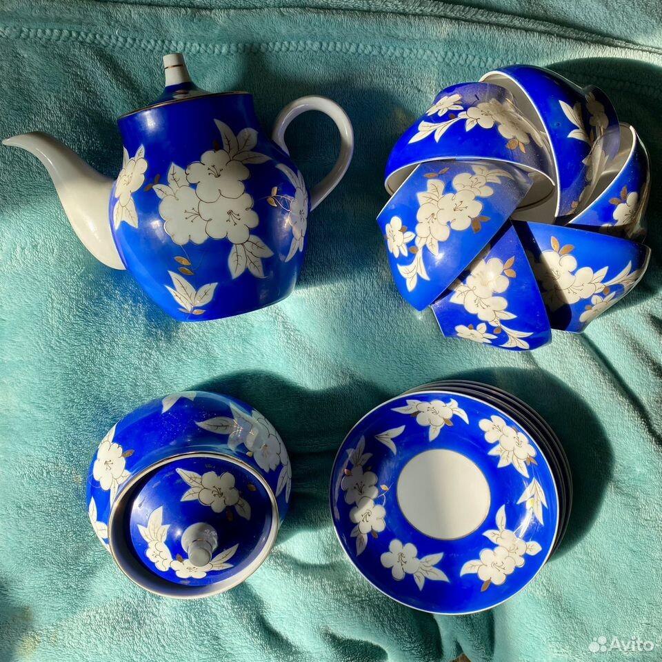 Григорий Монахов (форма «Шпиль», 1968). Николай Борисов (эскиз росписи). Сервиз «Яблоневый цвет». 1968. Дулёво. Источник: avito.ru