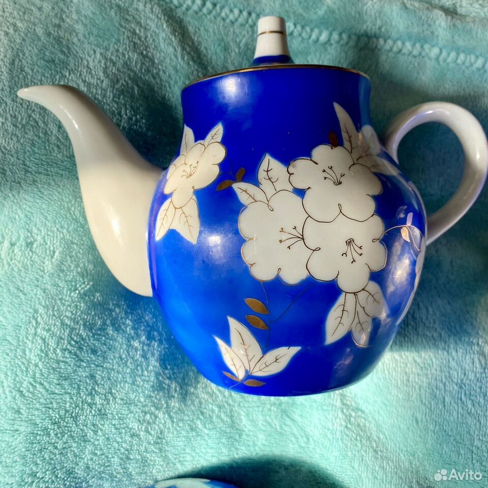 Григорий Монахов (форма «Шпиль», 1968). Николай Борисов (эскиз росписи). Чайник из сервиза «Яблоневый цвет». 1968. Дулёво. Источник: avito.ru