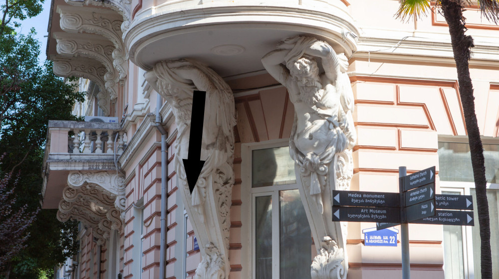    Пенза и ее дом с атлантами