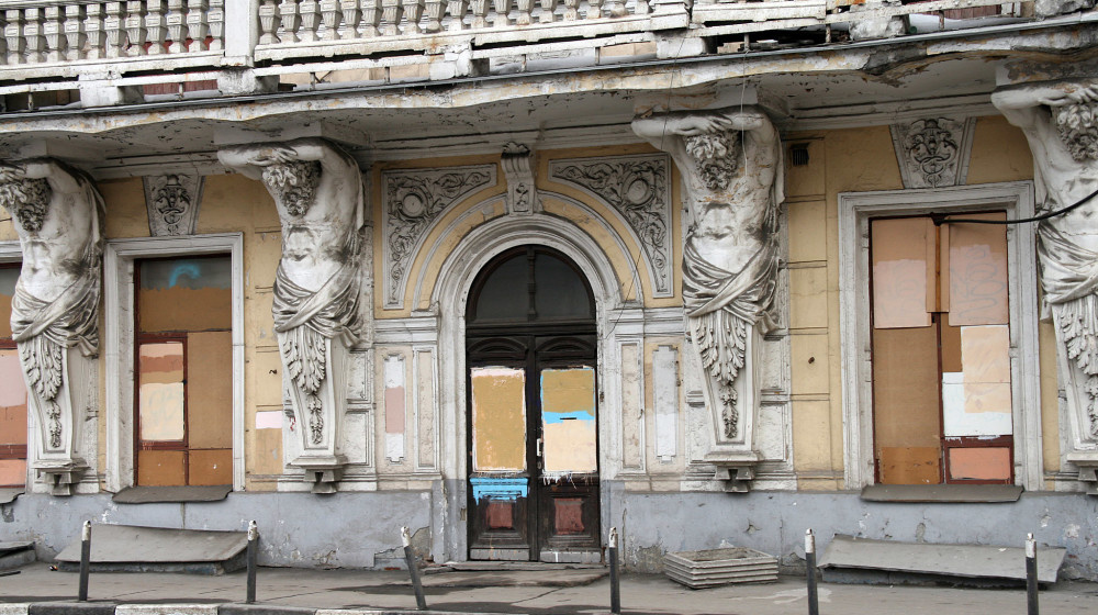    Пенза и ее дом с атлантами