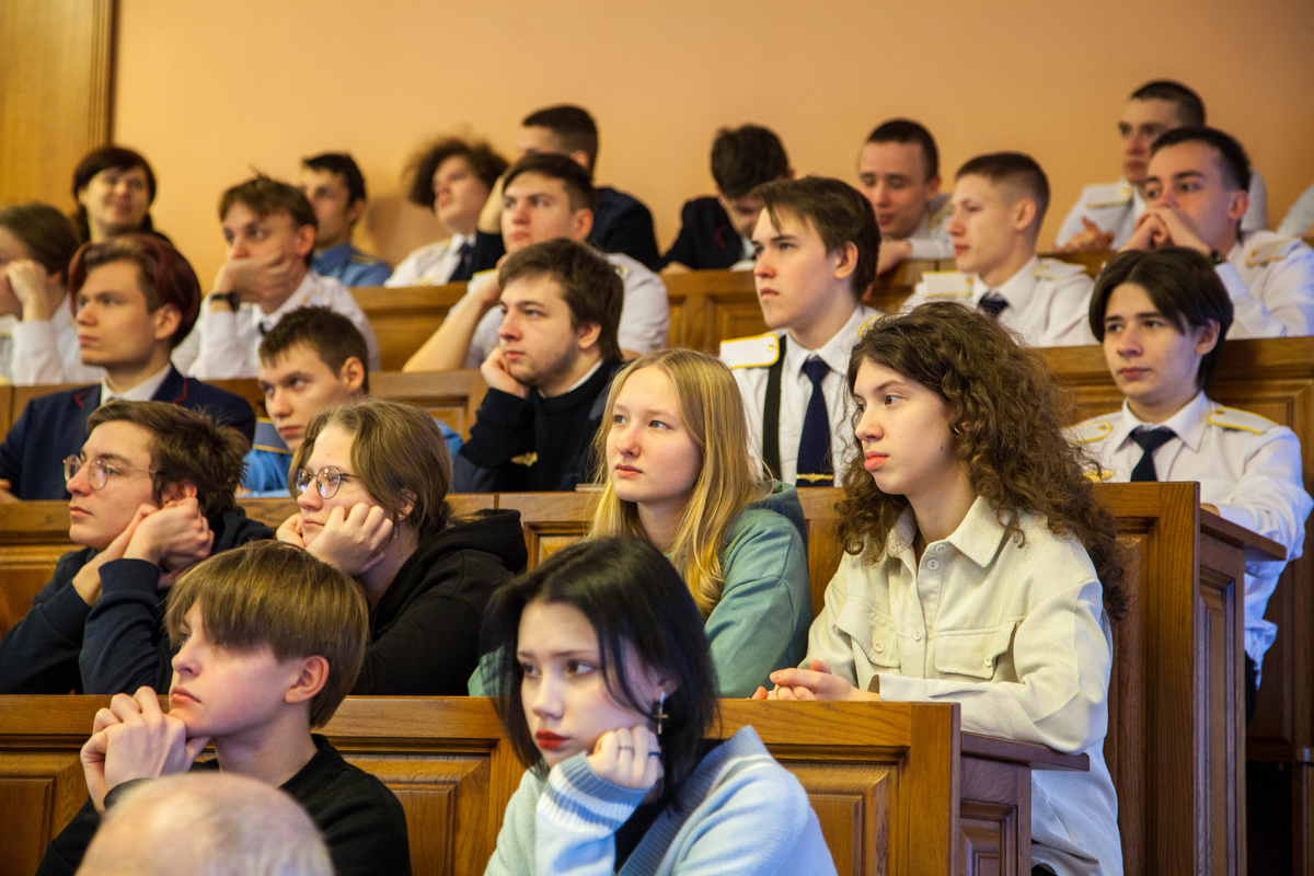 В 2024 году из 630 тыс. выпускников средних школ физику сдавали только 14%, профильную математику – около 40%. Поэтому балл в ПГУПС низкий. Поступить сюда легко, а учиться – сложно.