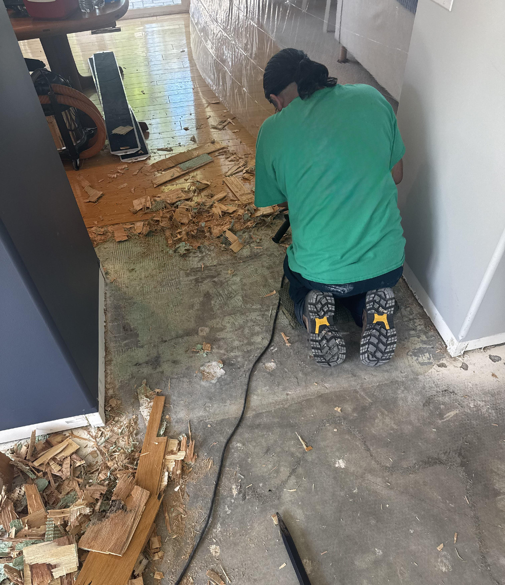 Демонтаж клеевого паркета после 30 лет службы