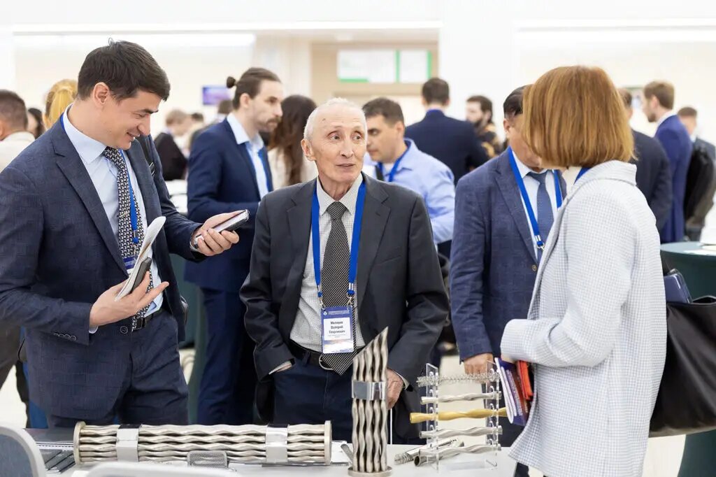    Участники конференции «Материалы и технологии в нефтегазовой отрасли» у образцов «кудрявого» теплообменника