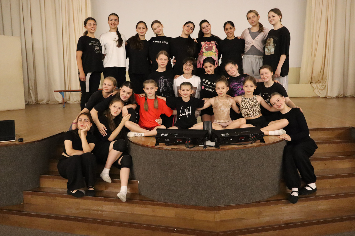 Участницы народного самодеятельного хореографического коллектива «Альфа» с руководителем Е. А. Меркотан. 