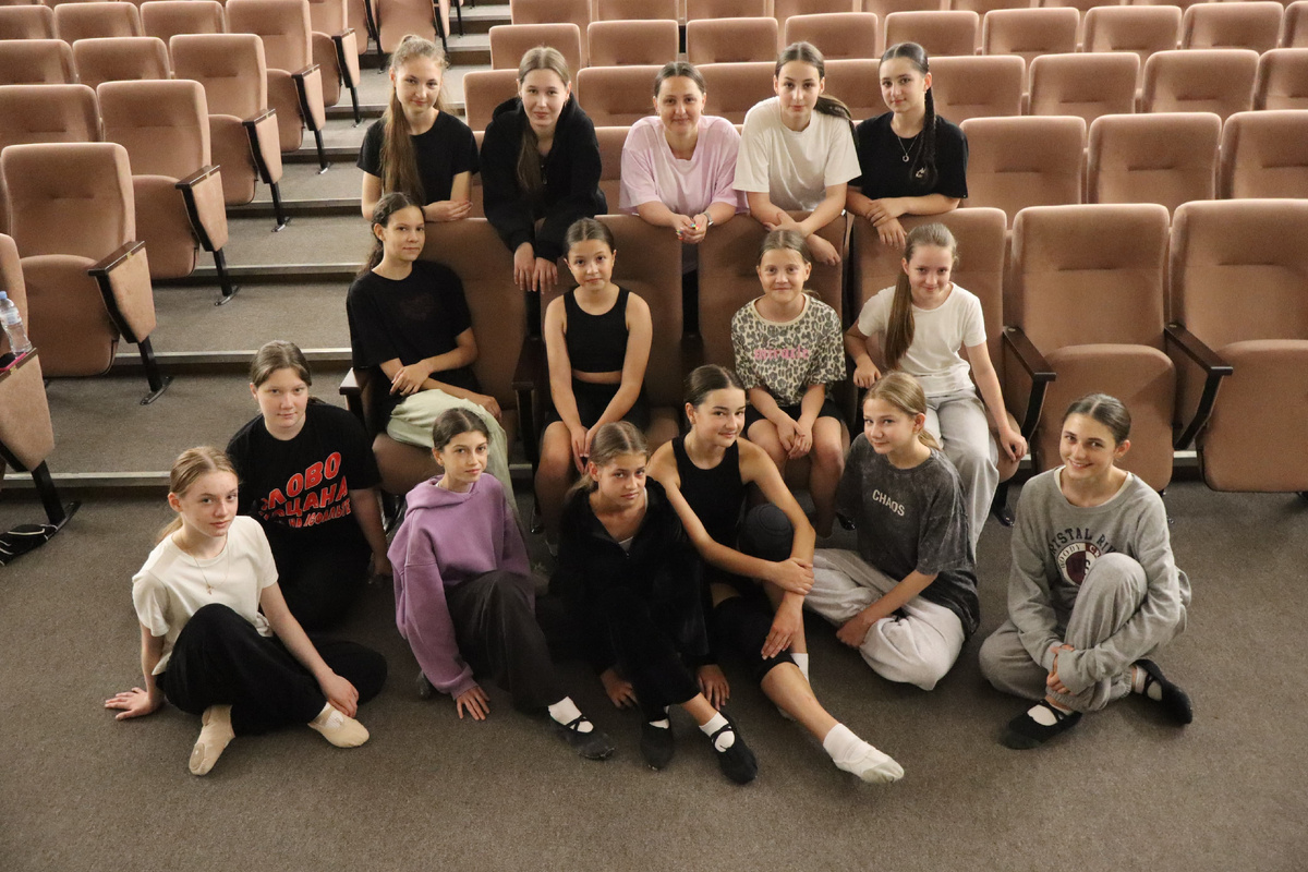 Участницы народного самодеятельного хореографического коллектива «Эллипс» с руководителем Е. А. Дикаловой. 