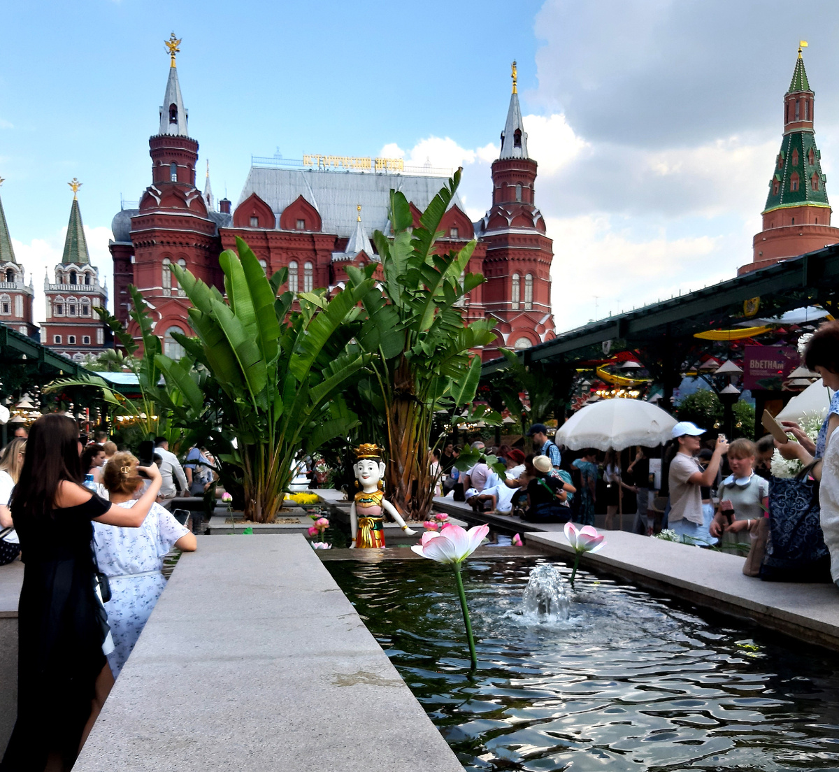 Лето 2025 в Москве. Фестиваль культуры Вьетнама на Манежной площади.