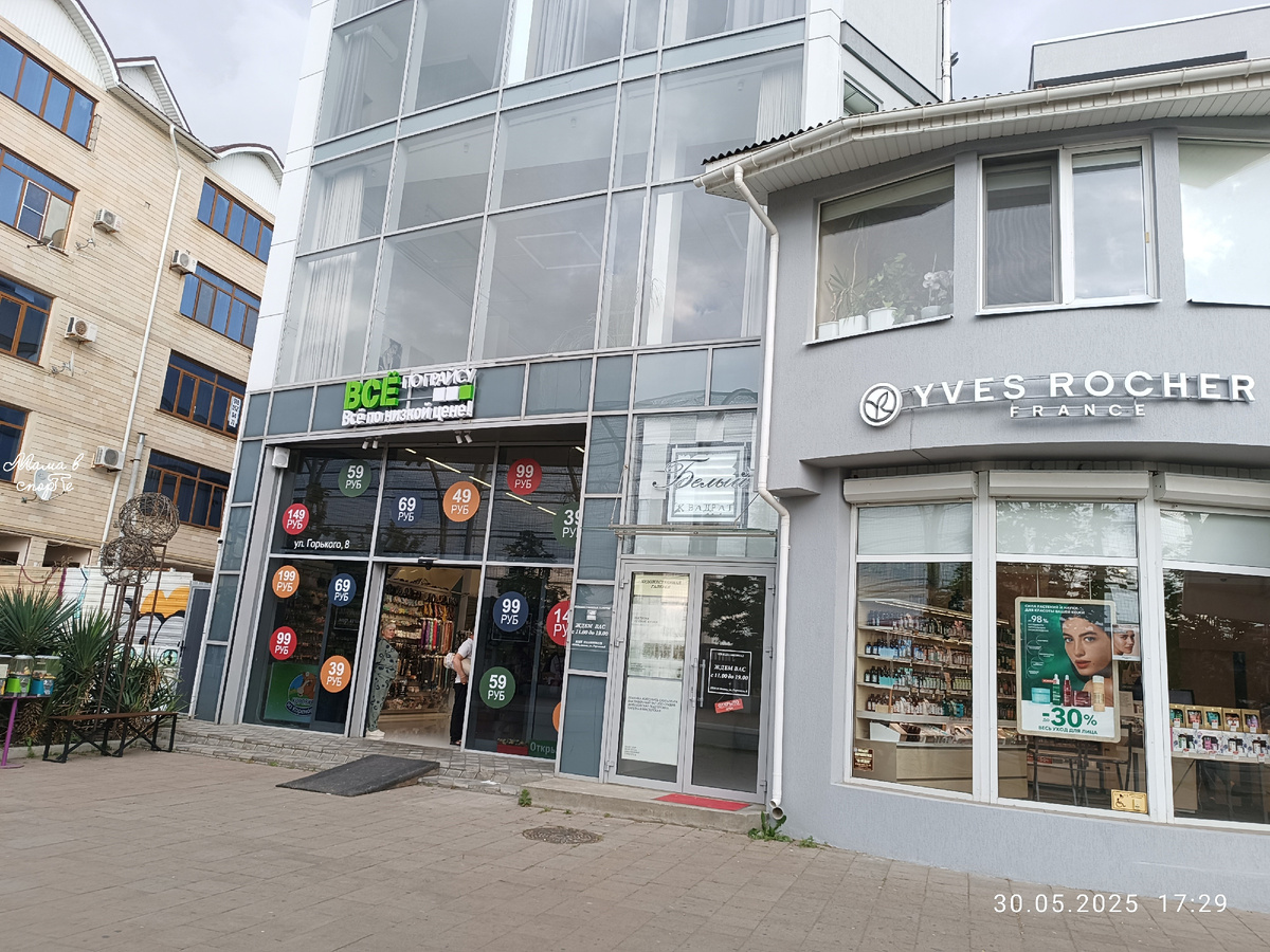 Вход в художественную галерею "Белый квадрат" в Анапе.