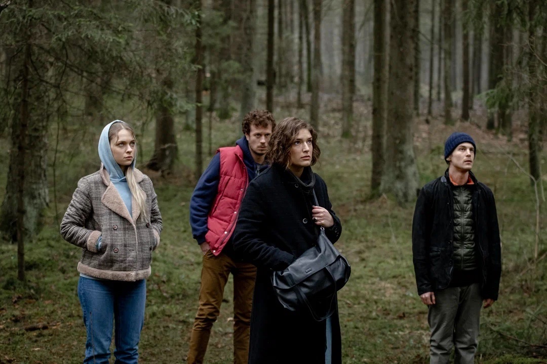 7-серийный фильм «Топи» (2021, 18+) - мистическую утопию с Иваном Янковским и Тихоном Жизневским.