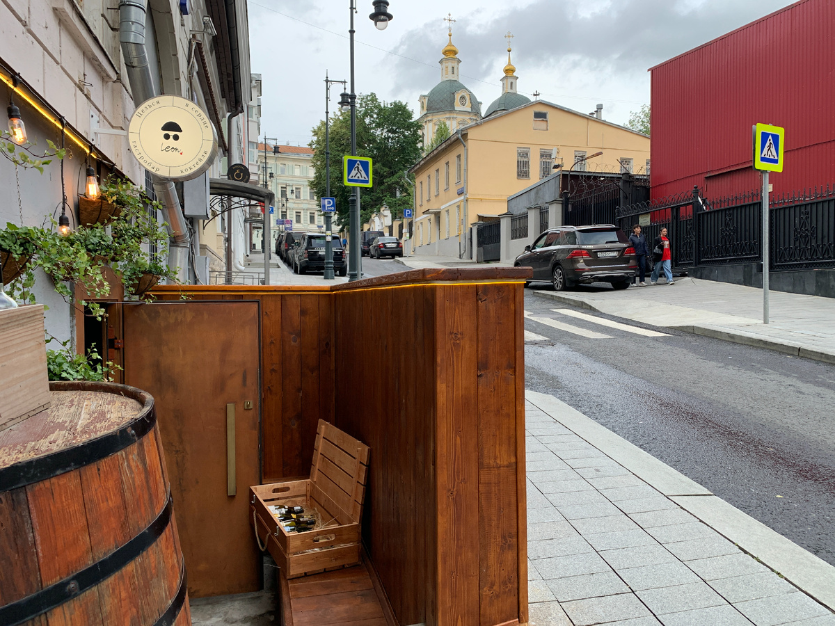 Вход в гастробар "Leon"