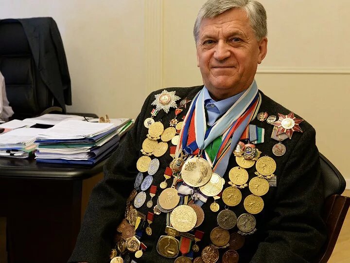 биатлонист Александр Тихонов https://www.championat.com/biathlon/article-3300821-novogodnij-test-o-velikom-biatloniste-aleksandre-tihonove.html