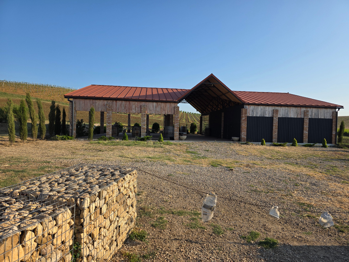 Пример исполнения фальцевой кровли, Крым винодельня.