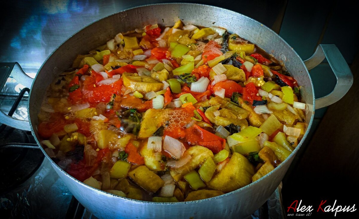 Практически готовый аджепсандали тушится. Это версия аджепсандали без картофеля и с чищенными баклажанами. Кахетия, Грузия