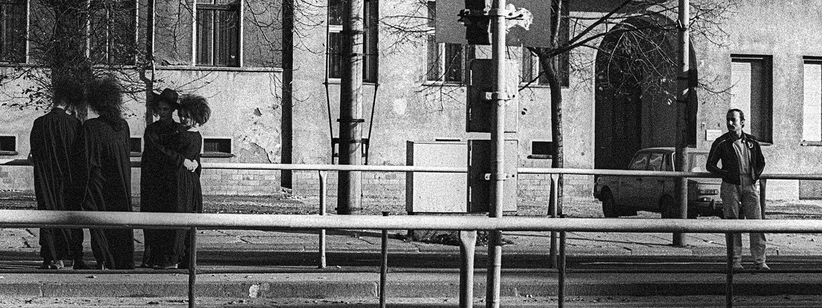 В это трудно поверить, но в серой ГДР готы выделялись своими черными нарядами больше, чем люди в цветной одежде