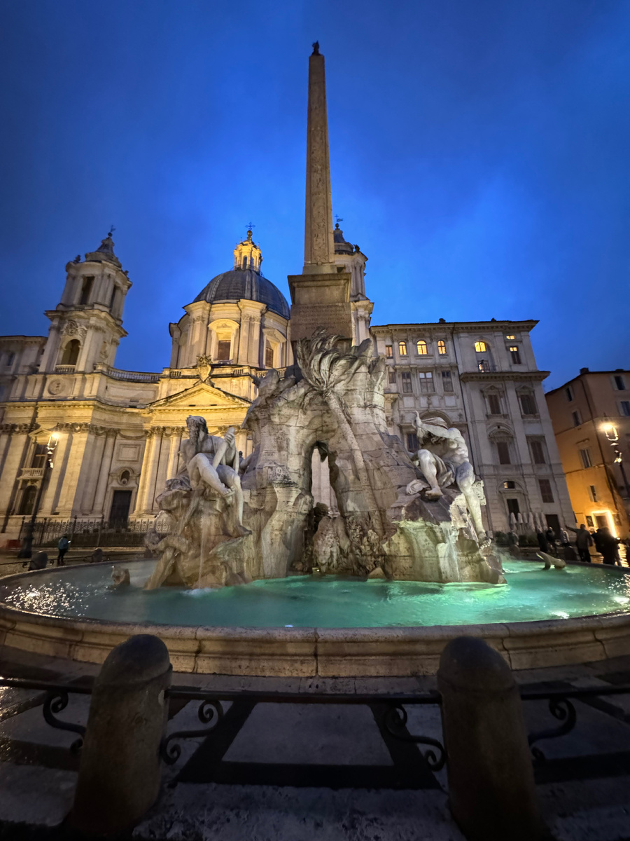 Фонтан четырех рек в Риме на площади Навона 