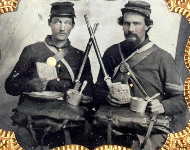 Двое солдат Союза с крэкерами и кофе