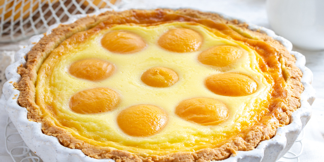 Не расползается при нарезке и такой солнечный: пирог с абрикосами, который получается нарядным, пахнет сливочным тестом и ванилью