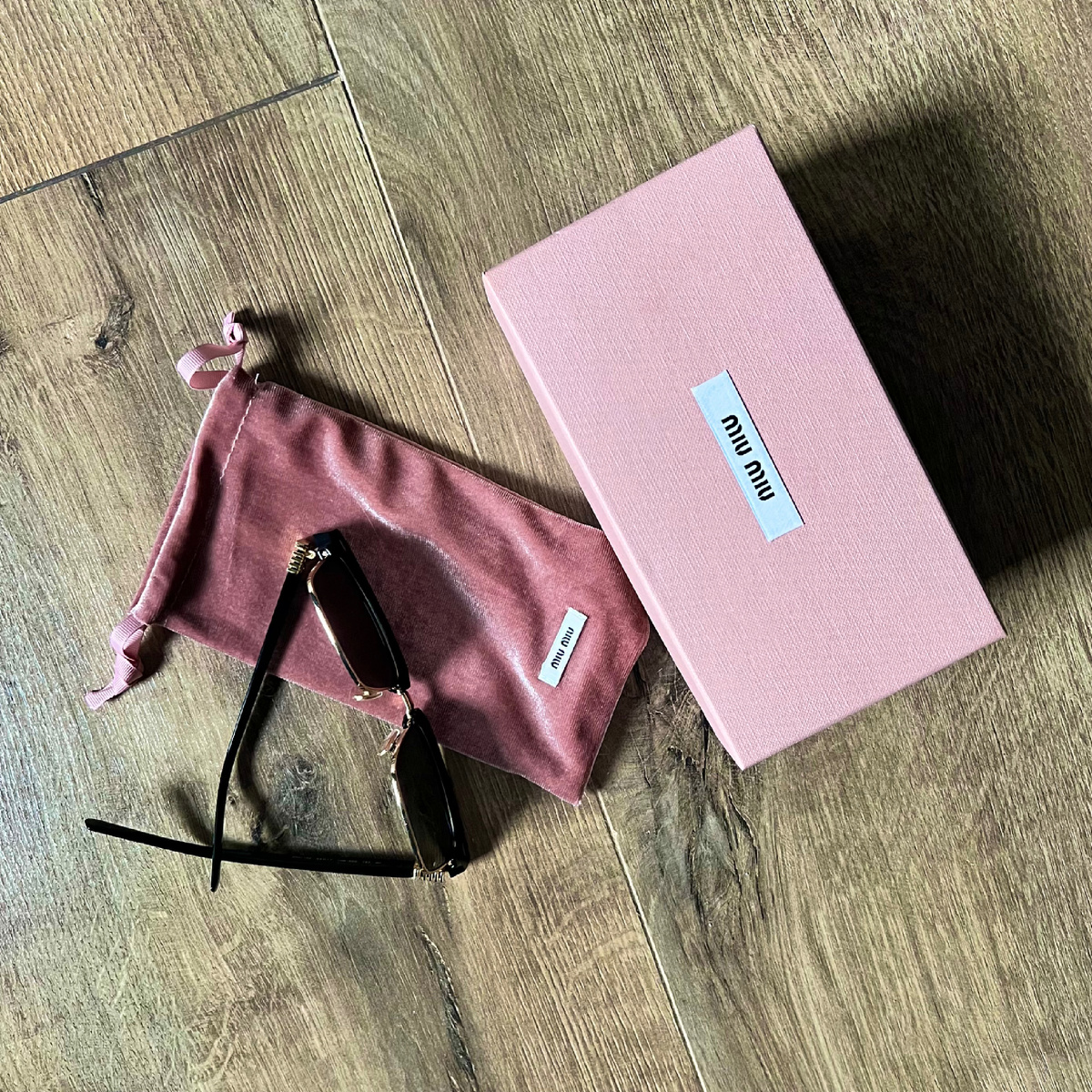 В комплекте коробка, твёрдый чехол и мешочек для очков