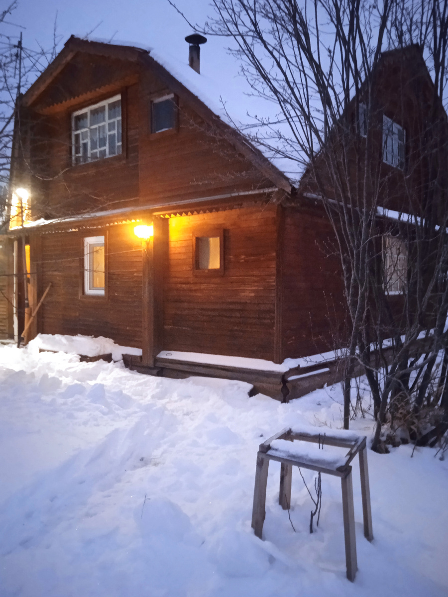 Дачный домик зимой
